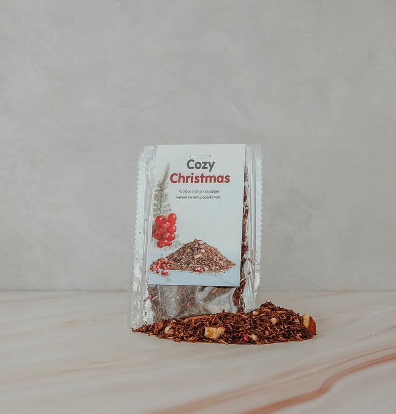 Cozy Christmas rooibos thee met sinaasappel, kaneel en steranijs in feestelijke verpakking