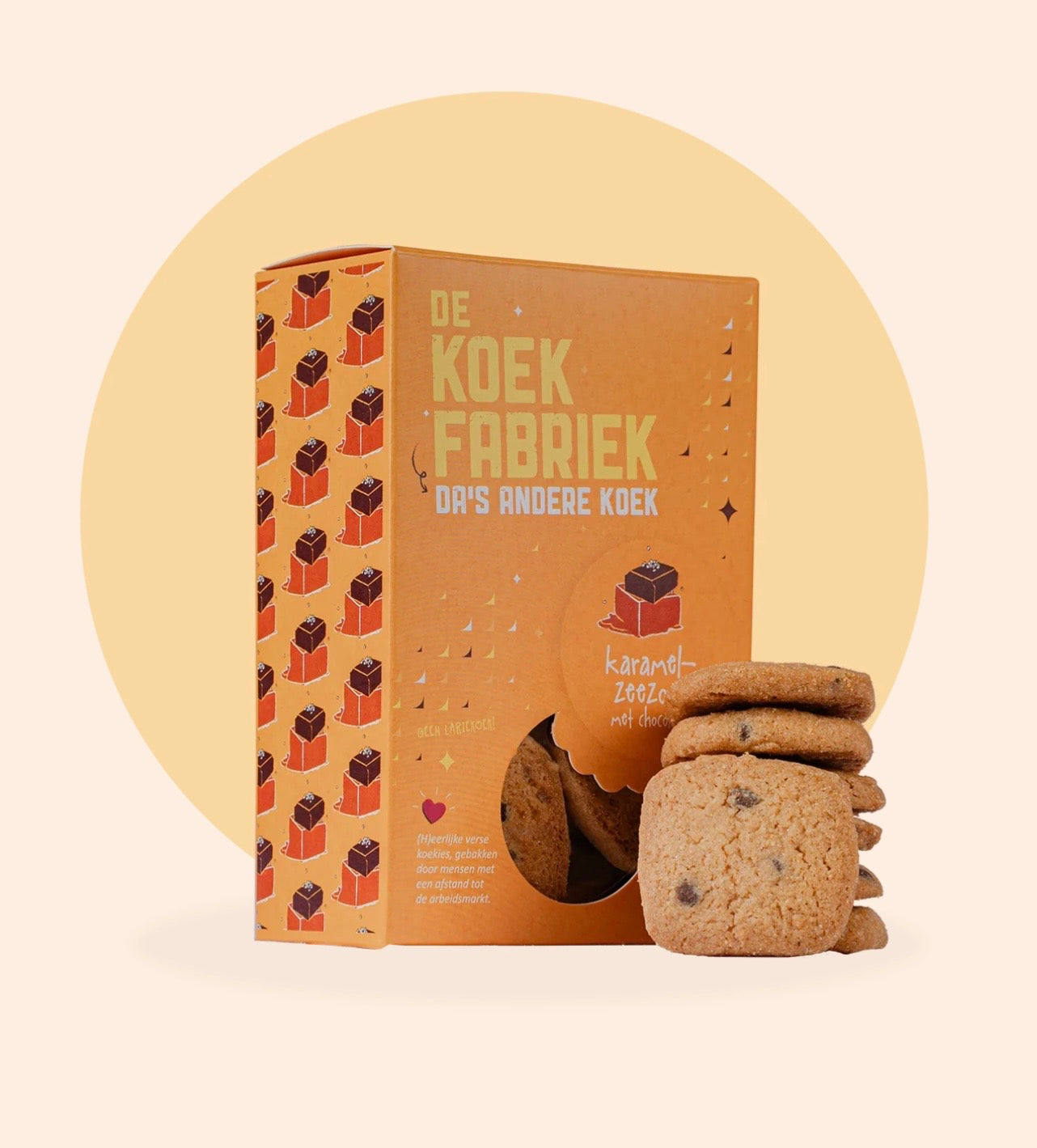 De Koekfabriek karamel zeezout chocolade koekjes in luxe verpakking op witte achtergrond.