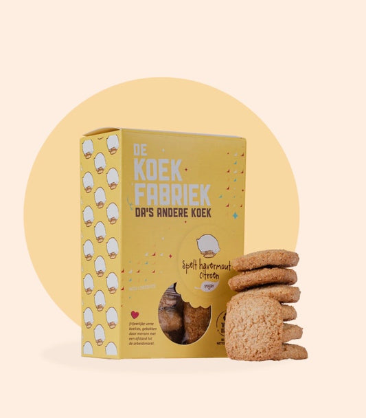 De Koekfabriek spelt havermout citroen koekjes in luxe verpakking op witte achtergrond.