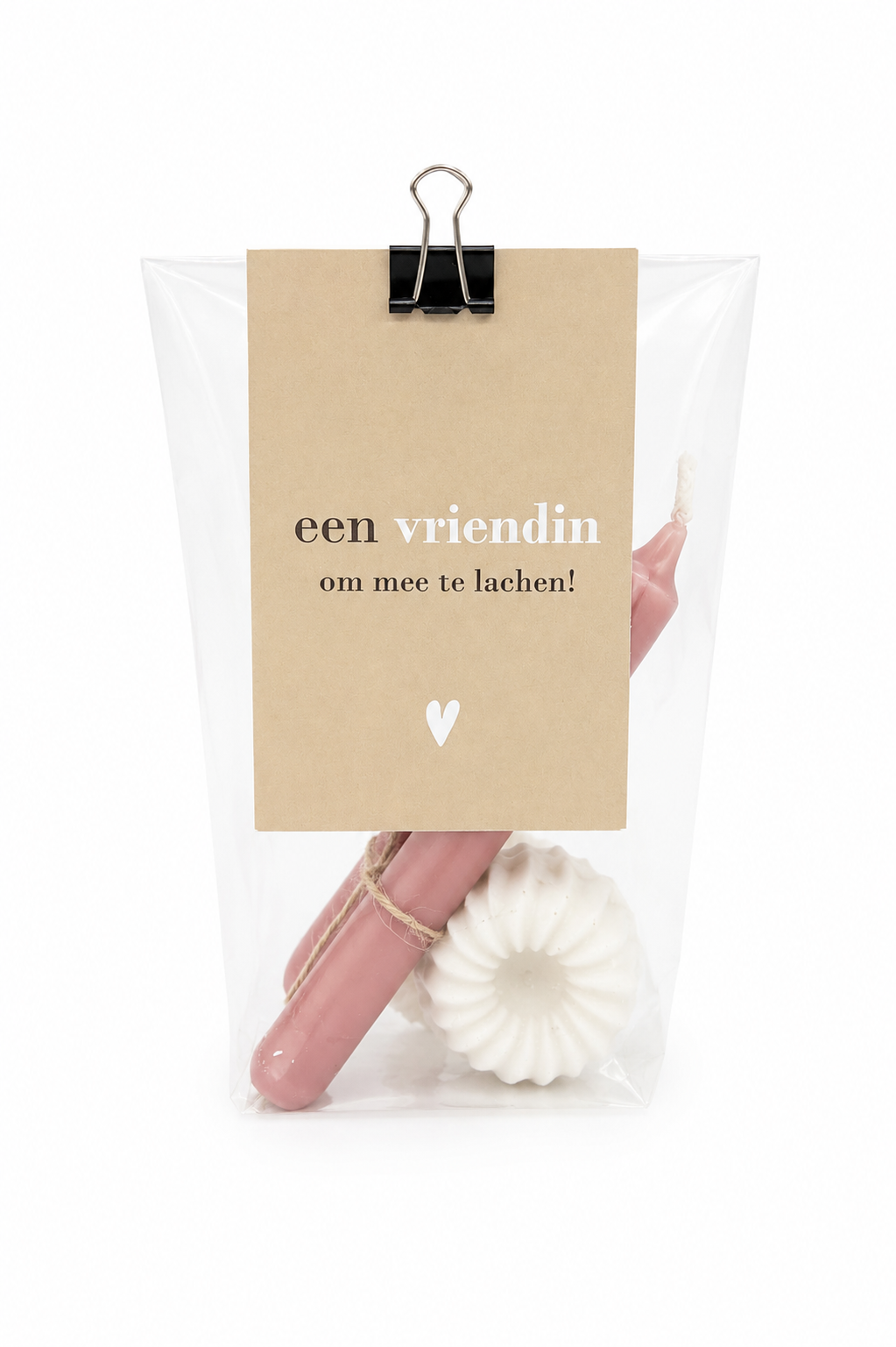 Luxe cadeauzakje ‘Een vriendin om mee te lachen!’ met twee mini roze kaarsjes, een keramieken kaarsenstandaard en een liefdevol kaartje van The Prezzent.