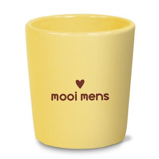 Geel espresso kopje met hartje en tekst Mooi Mens, een liefdevol cadeau voor een bijzonder persoon.
