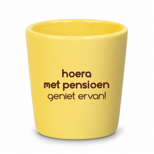 Geel mokje met bruine tekst Hoera met pensioen, geniet ervan, een origineel cadeau voor iemand die met pensioen gaat.
