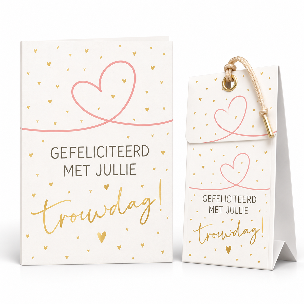 Geurende wenskaart met bijpassend cadeautasje, tekst ‘Gefeliciteerd met jullie trouwdag’, roze hartlijn en gouden hartjes.