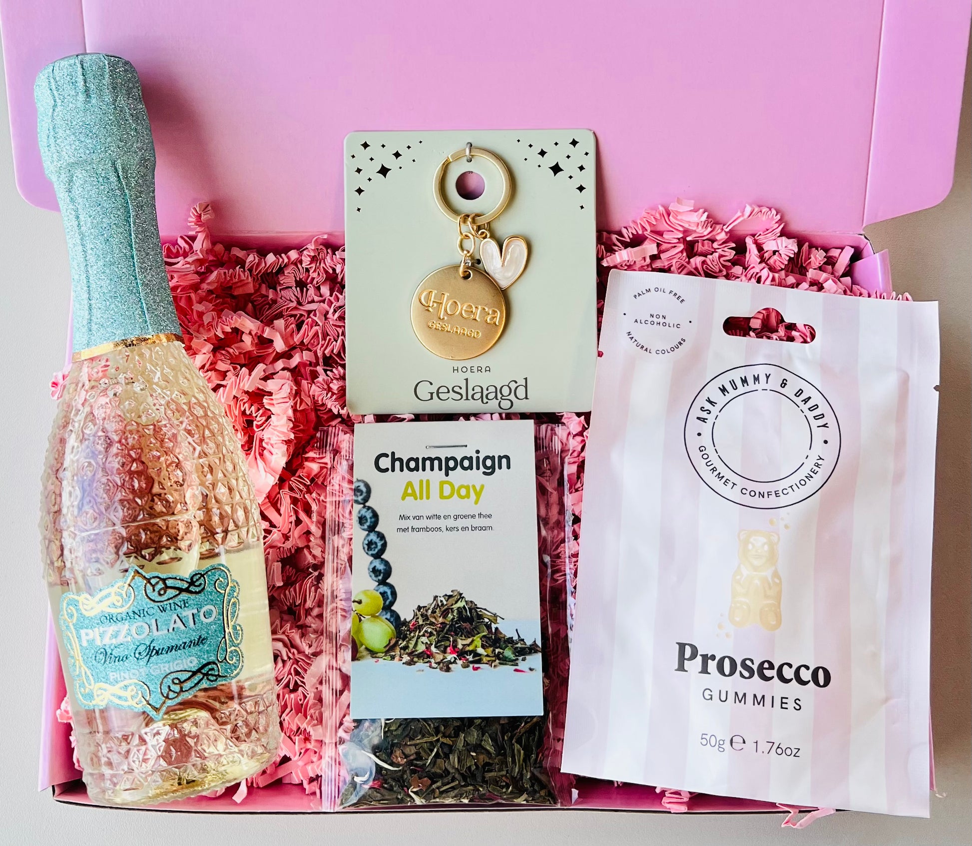 Luxe Geslaagd Cadeaubox met mini Pizzolato Pinot Grigio, champagne thee, prosecco gummies, geslaagd sleutelhanger en persoonlijke cadeaukaart, feestelijk verpakt als origineel diploma cadeau