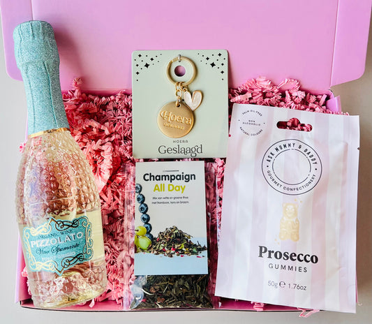 Luxe Geslaagd Cadeaubox met mini Pizzolato Pinot Grigio, champagne thee, prosecco gummies, geslaagd sleutelhanger en persoonlijke cadeaukaart, feestelijk verpakt als origineel diploma cadeau