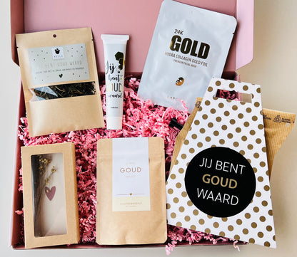Luxe Geslaagd Cadeaubox 'Jij Bent Goud Waard' met koffie brewer, losse thee, LAPCOS Gold gezichtsmasker, badzout, handcrème, droogbloemen, cadeaukaart en houten hartje, feestelijk verpakt als origineel diploma cadeau.
