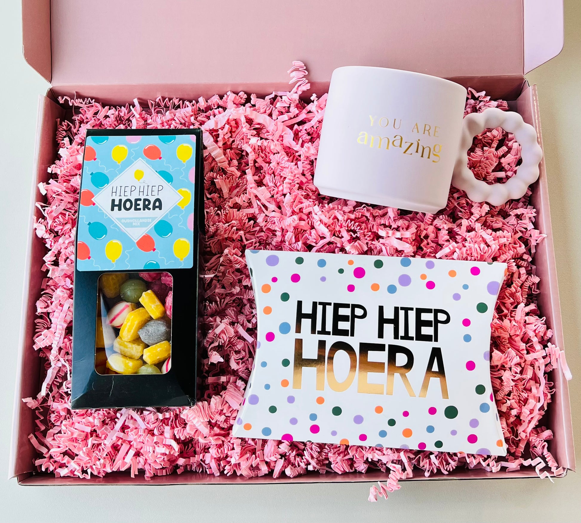 Luxe Geslaagd Cadeaubox met You Are Amazing mok, Hiep Hiep Hoera gondeldoosje met toffees, Hoera snoepjes en persoonlijke cadeaukaart, feestelijk verpakt als origineel diploma cadeau.