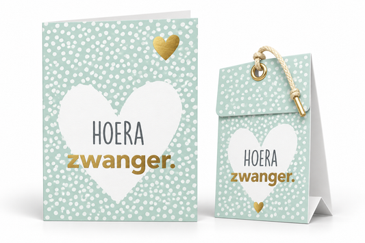 Mintgroene geurende wenskaart met witte stippen, een groot wit hart en de gouden tekst ‘Hoera zwanger.’ met bijpassend geurende cadeautasje.
