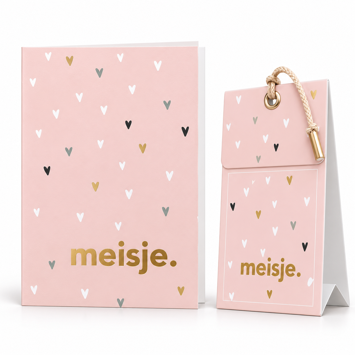 Roze geurende wenskaart met bijpassend cadeautasje, gouden tekst ‘meisje.’ en kleine hartjes in verschillende kleuren.