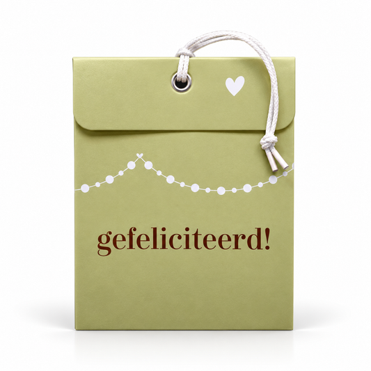 Saliegroen geurig felicitatiezakje met witte hartjes, decoratieve slinger en de tekst ‘gefeliciteerd!’, afgewerkt met een wit koord.