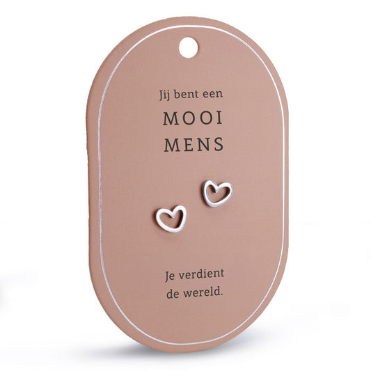 Hartvormige oorbellen op roze cadeaukaart met tekst Jij bent een mooi mens, je verdient de wereld.