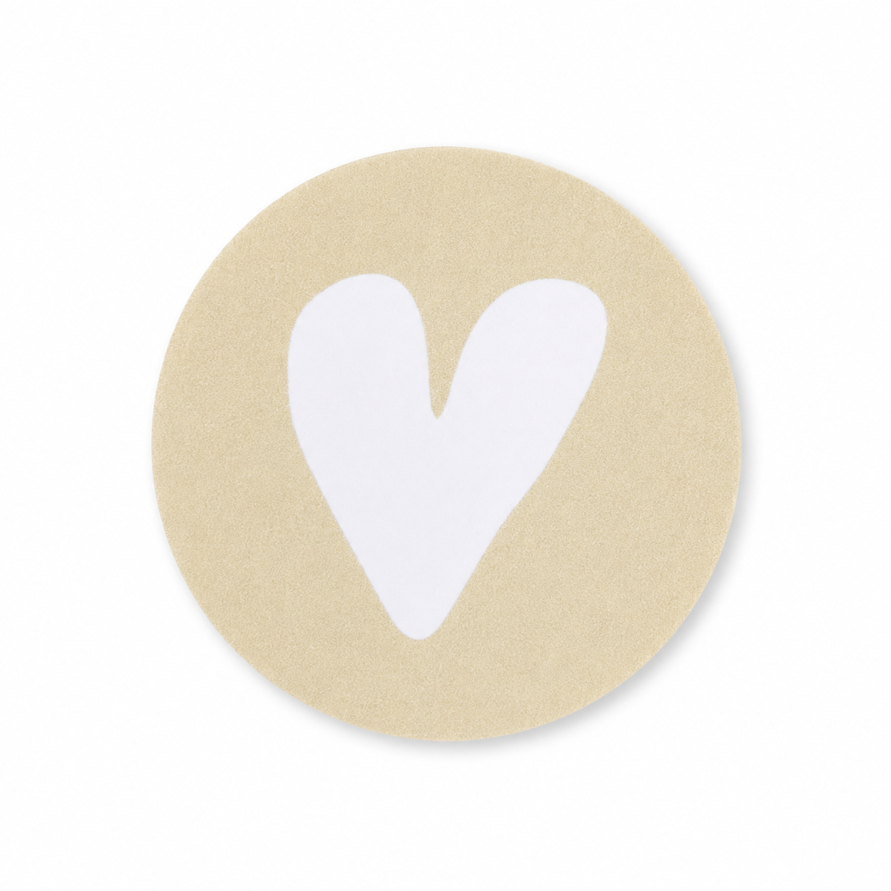 Beige ronde sticker met wit hartje, ideaal voor cadeauverpakkingen, cadeauboxen en bedankjes