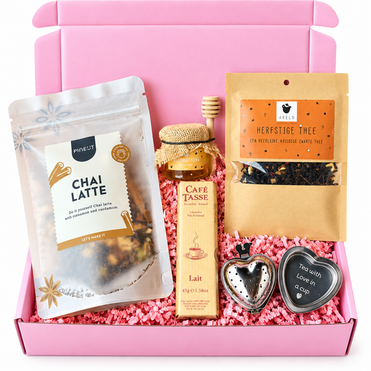 Roze herfst cadeaubox met Pineut chai latte, bloemenhoning, kruidige herfstthee, Café-Tasse melkchocolade en twee hartvormige theezeefjes.