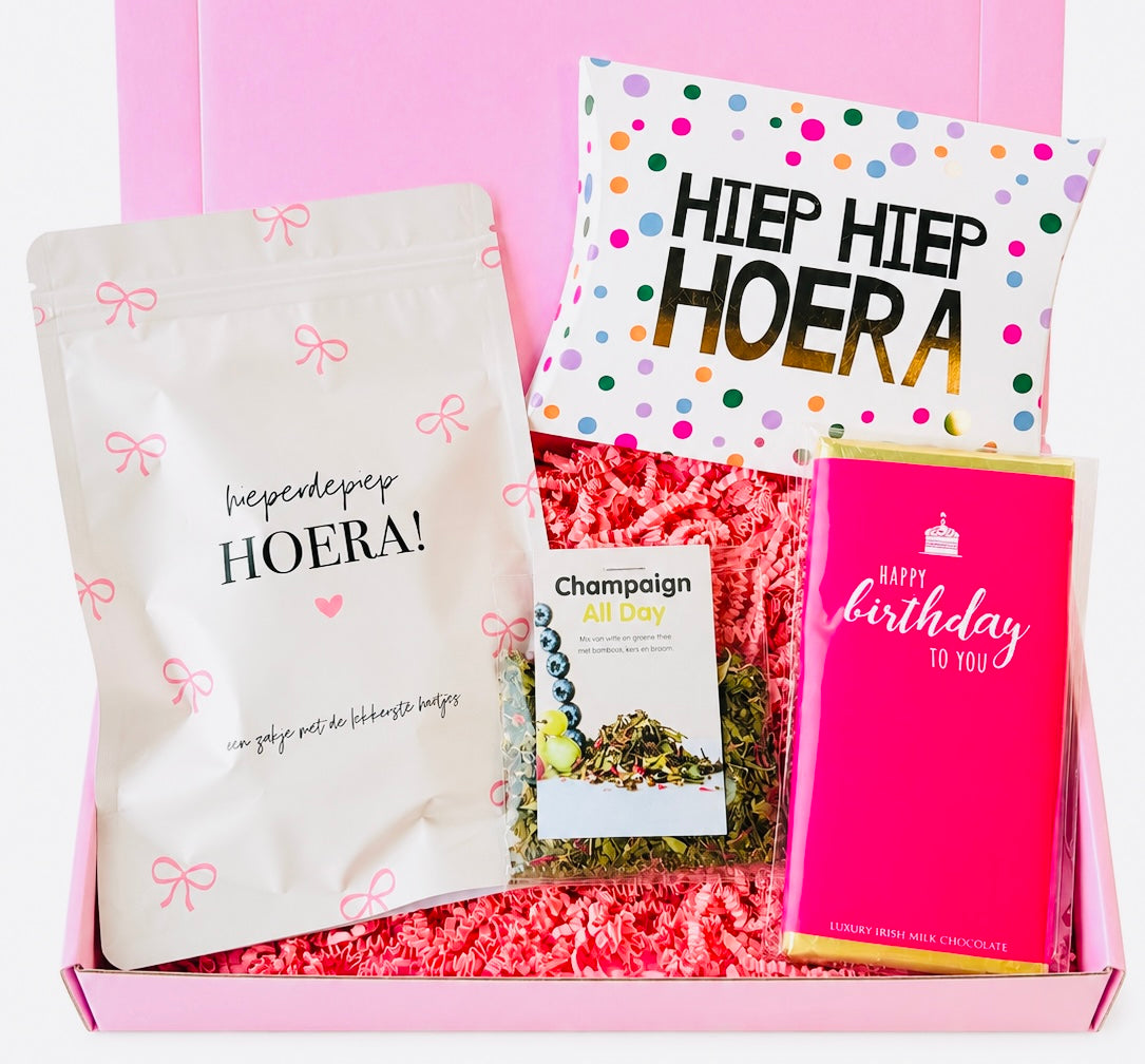 Hiep Hiep Hoera verjaardag cadeaubox voor vrouw met hartjessnoep, thee, Happy Birthday chocolade en feestelijke kaart