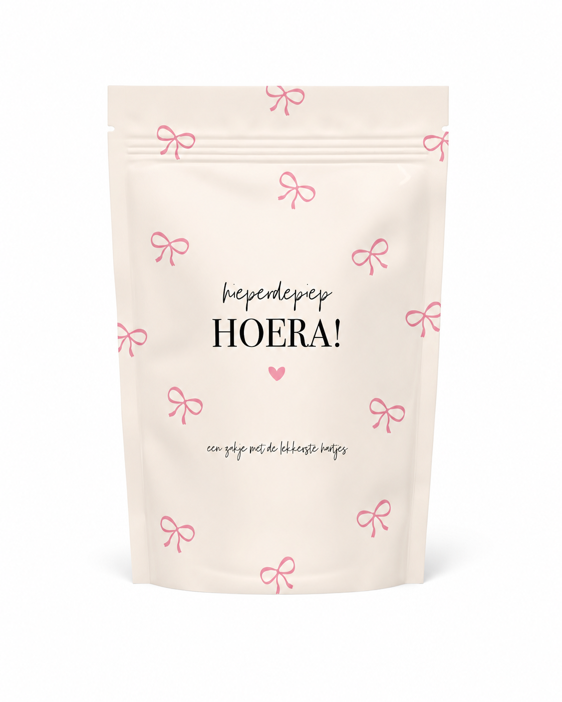 Hieperdepiep Hoera snoepzak gevuld met hartjessnoep in feestelijke cadeauverpakking met roze strikjes