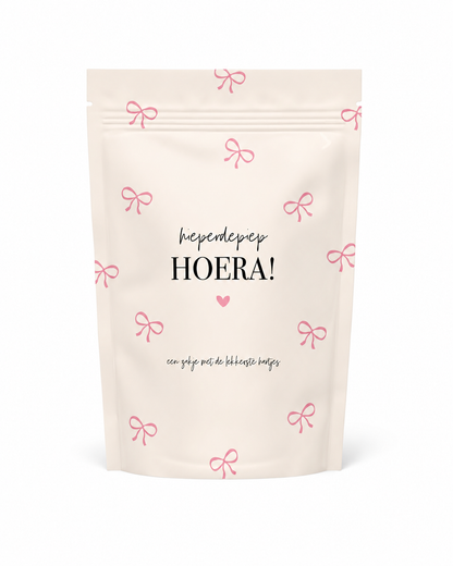 Hieperdepiep Hoera snoepzak gevuld met hartjessnoep in feestelijke cadeauverpakking met roze strikjes