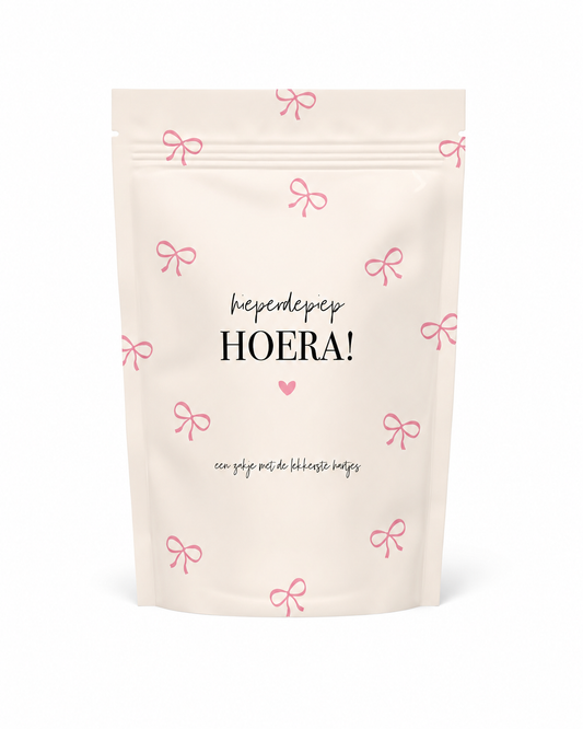 Hieperdepiep Hoera snoepzak gevuld met hartjessnoep in feestelijke cadeauverpakking met roze strikjes