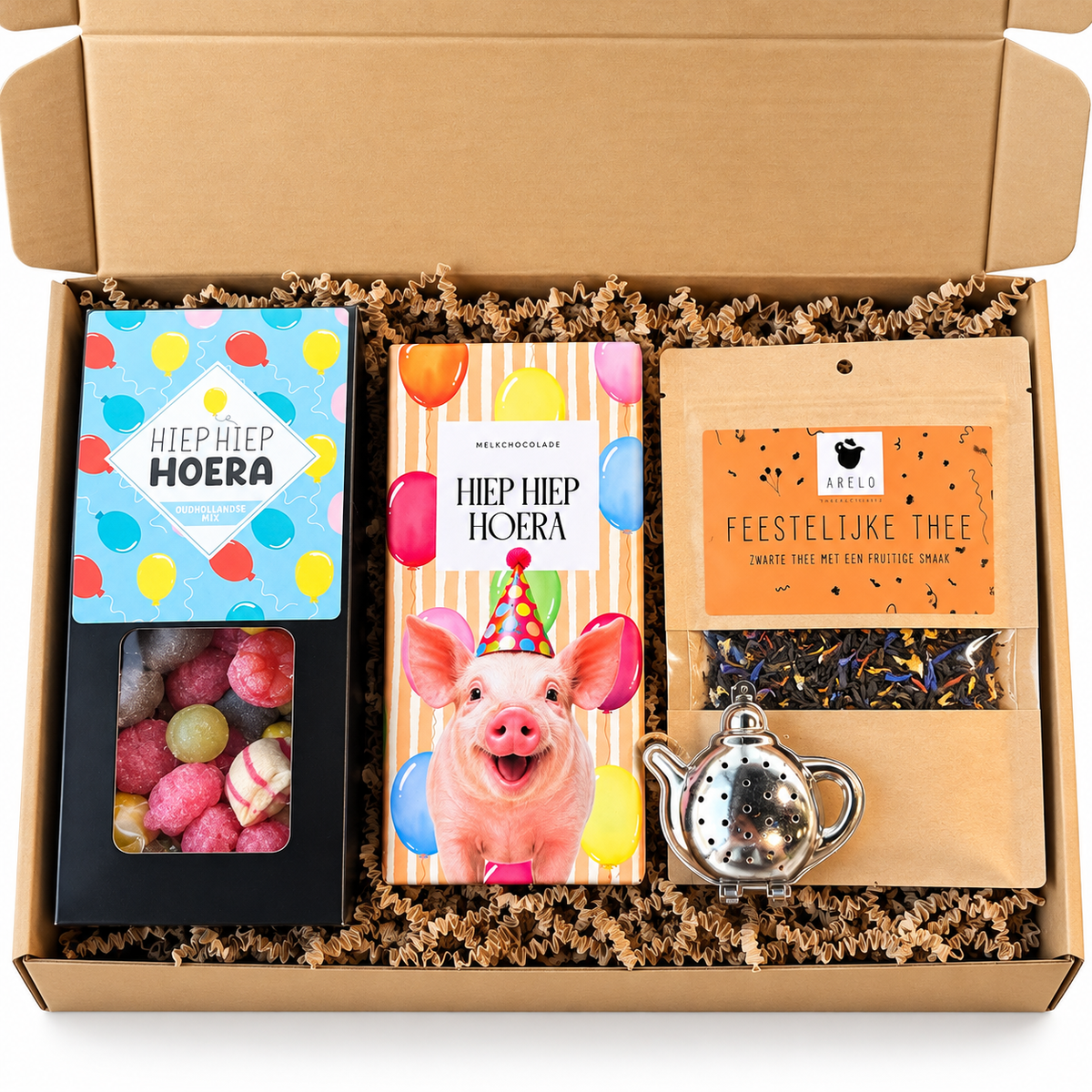 Hoera cadeaubox met Hiep Hiep Hoera snoep, chocolade, feestelijke thee en theezeefje