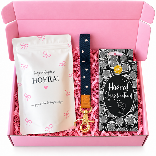 Hoera Gefeliciteerd cadeaubox met hartjessnoep, keycord en auto geurhanger, inclusief cadeaubox en gratis kaartje