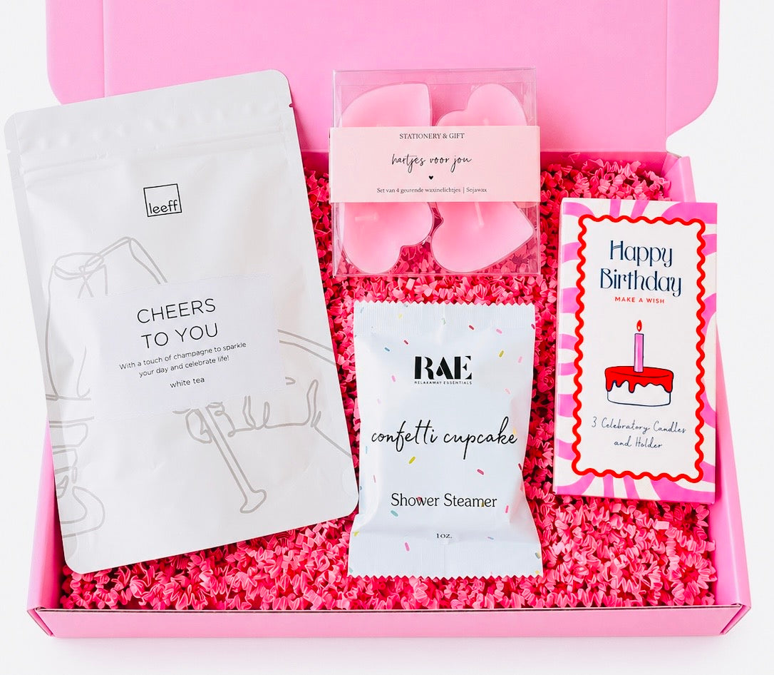 Hoera voor Jou verjaardag cadeaubox voor vrouw met white tea, hartjes waxinelichtjes, shower steamer en Happy Birthday kaarsen