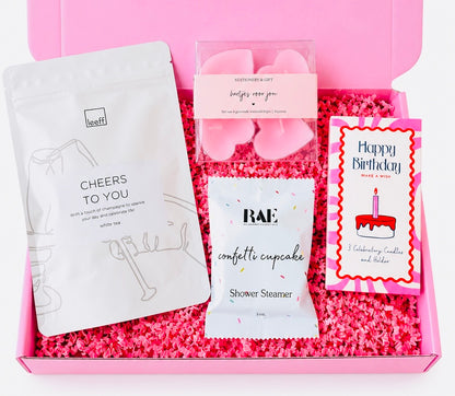 Hoera voor Jou verjaardag cadeaubox voor vrouw met white tea, hartjes waxinelichtjes, shower steamer en Happy Birthday kaarsen