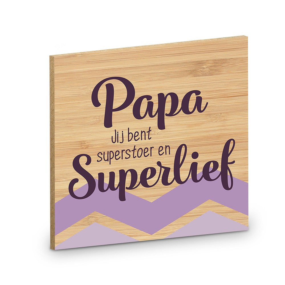 Houten tekstbord met de tekst Papa jij bent superstoer en superlief, liefdevol cadeau voor Vaderdag of verjaardag.