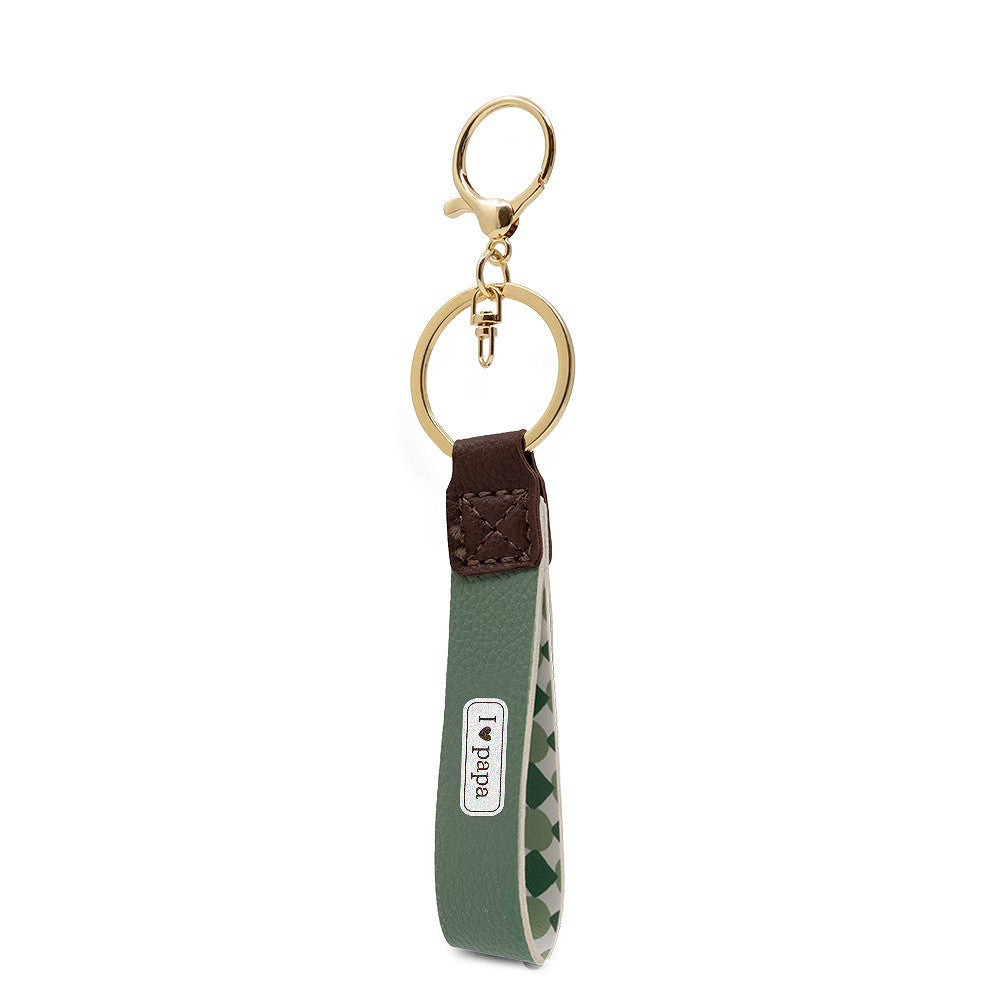Groene sleutelhanger met de tekst I Love Papa en goudkleurige details, liefdevol cadeau voor Vaderdag of verjaardag.