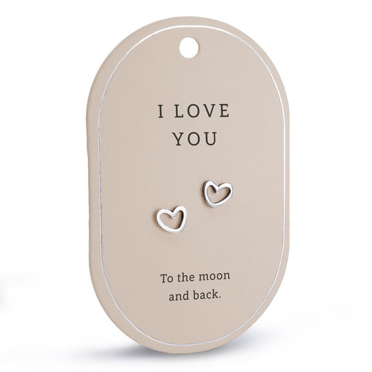 Zilverkleurige hartjes oorbellen op cadeaukaart met tekst I Love You To the moon and back.