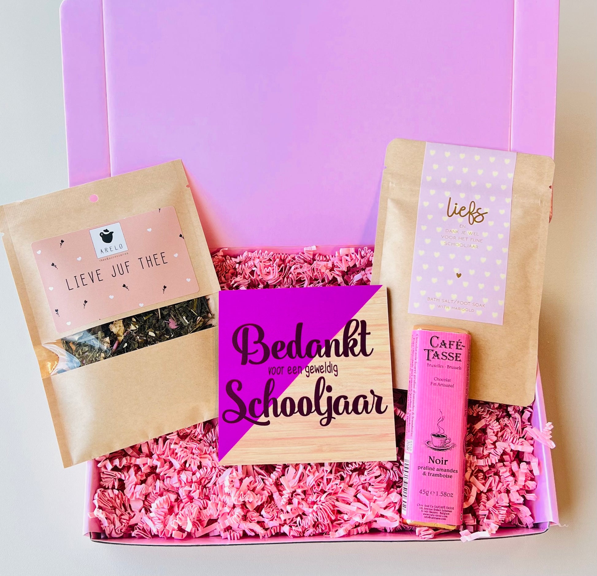 Luxe juf cadeaubox met thee, chocolade, badzout en houten bedankkaart voor een geweldig schooljaar, feestelijk verpakt in een roze cadeauverpakking