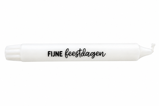 Witte kaars met zwarte tekst Fijne Feestdagen op een witte achtergrond