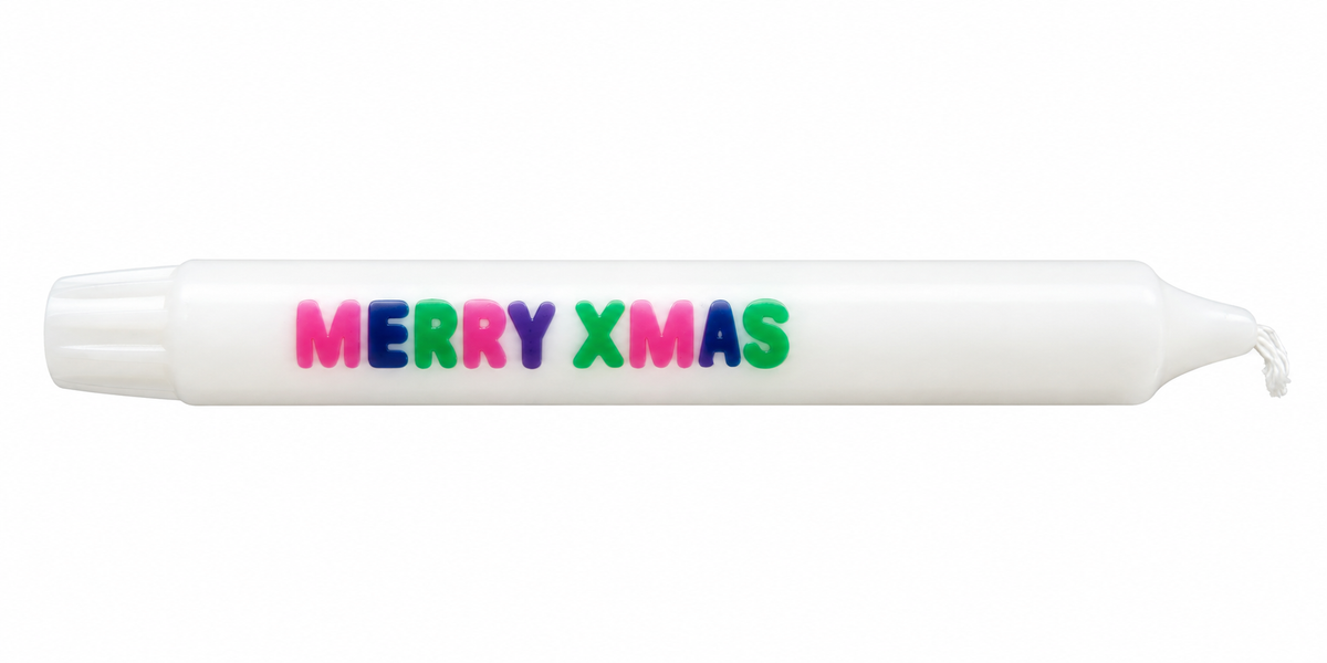 Witte kaars met kleurrijke Merry Xmas tekst op een witte achtergrond