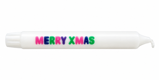 Witte kaars met kleurrijke Merry Xmas tekst op een witte achtergrond