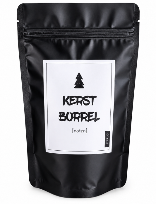 Kerst Borrelnoten in luxe zwarte verpakking met feestelijk kerstlabel op witte achtergrond