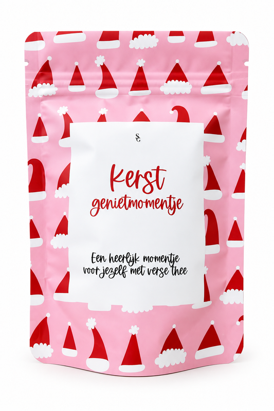 Roze Kerst genietmomentje met verse thee in feestelijke kerstverpakking