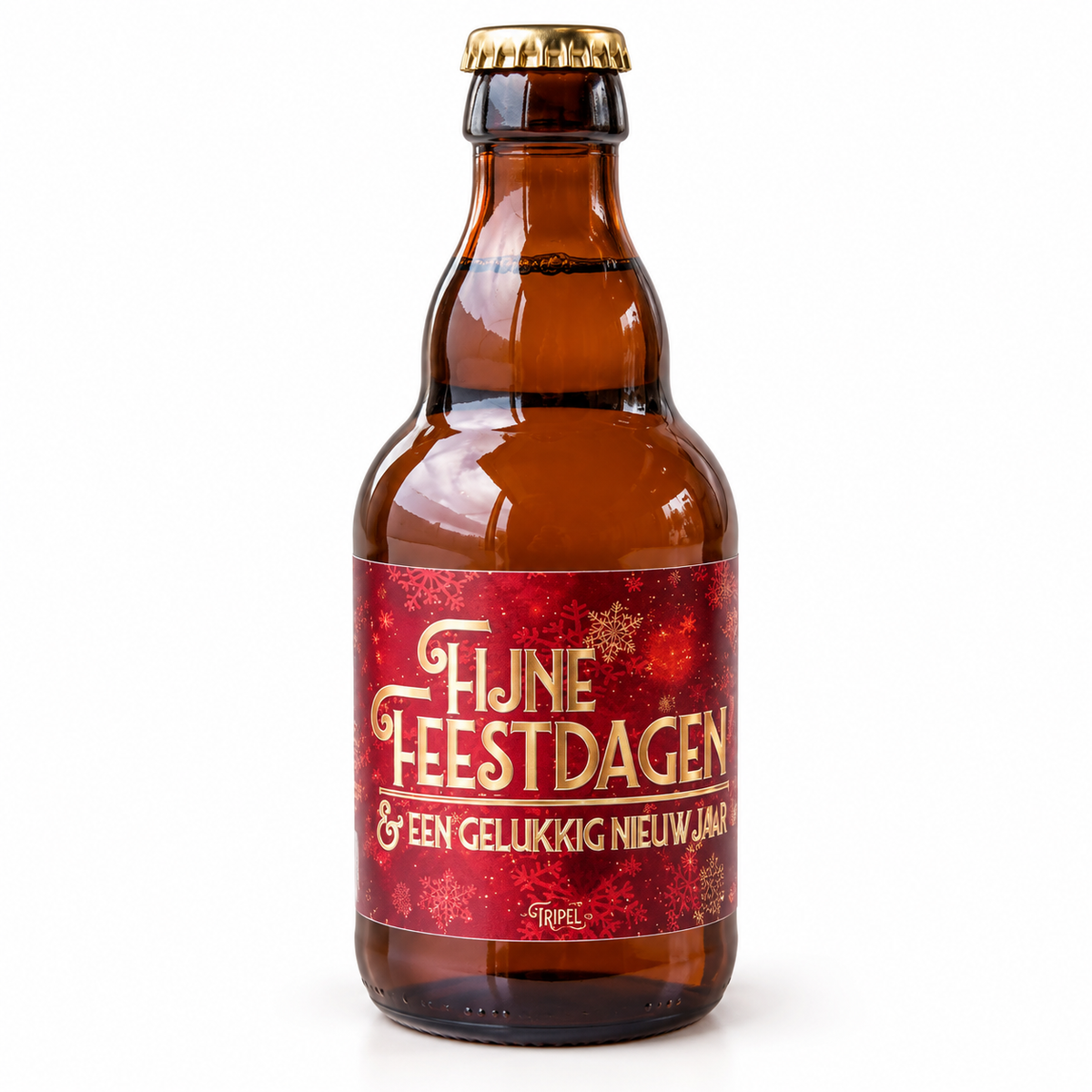 Amberkleurig kerstbier Tripel met rood etiket en gouden tekst Fijne Feestdagen en Een Gelukkig Nieuwjaar op een witte achtergrond