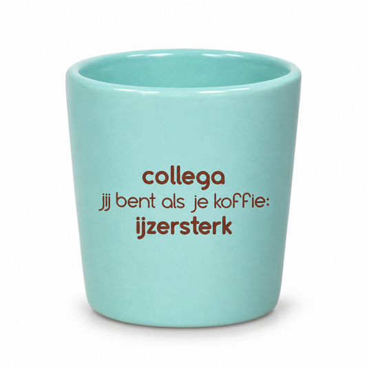 Mintgroen koffiekopje met de tekst Collega jij bent als je koffie ijzersterk