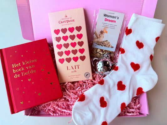 Liefde cadeaubox voor haar met hartjessokken, chocolade, kruidenthee, theezeefje en boekje 