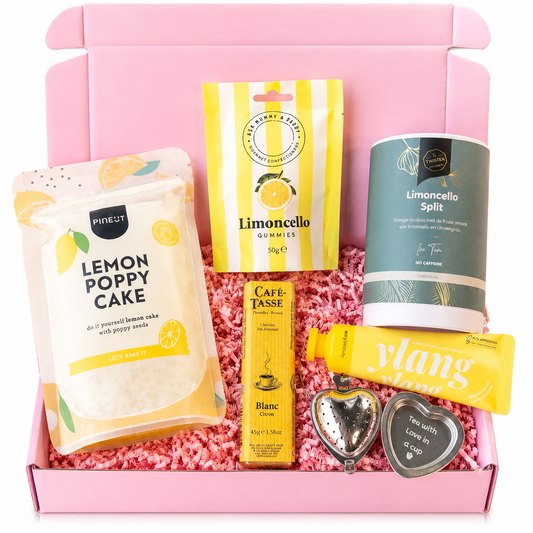 thee cadeaubox met limoncello snoepjes, citroencake mix, citroen witte chocolade, limoncello rooibosthee, ylang ylang handcrème en hartvormige theezeefjes