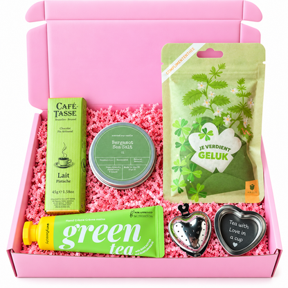 Luxe roze cadeaubox met groene thee, chocolade, handcrème, bergamotblikje en hartvormige theezeefjes van The Prezzent.