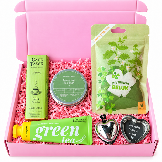 Luxe roze cadeaubox met groene thee, chocolade, handcrème, bergamotblikje en hartvormige theezeefjes van The Prezzent.