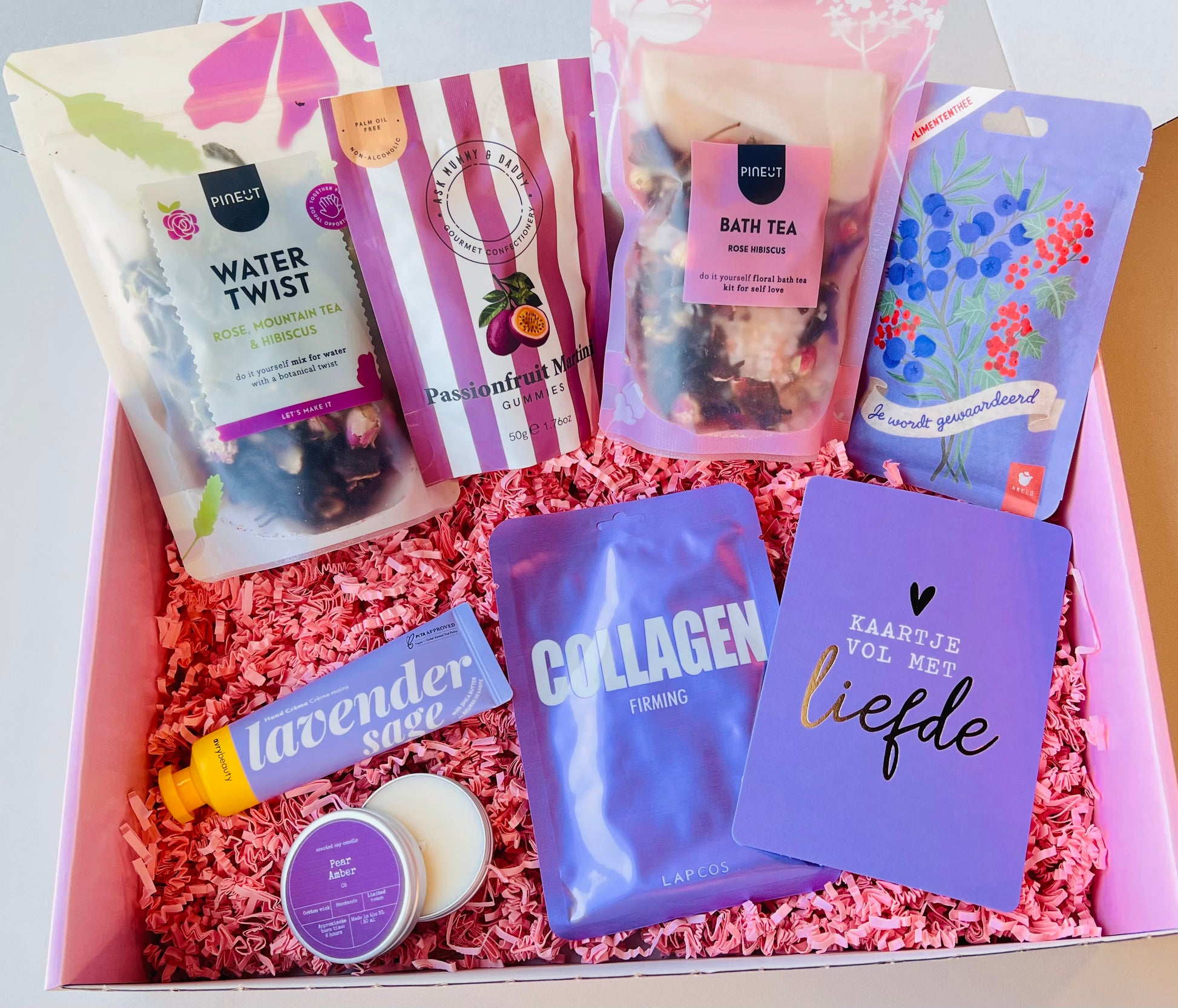Maandbox Mei gevuld met zorgvuldig geselecteerde cadeautjes, een unieke en persoonlijke cadeaubox om iemand te verrassen of jezelf te verwennen.