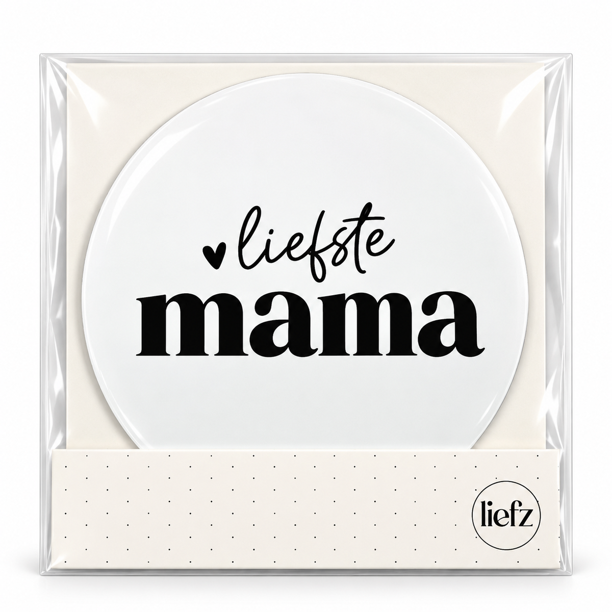 Witte ronde magneet met de tekst Liefste Mama, een zwart hartje en een minimalistisch design.