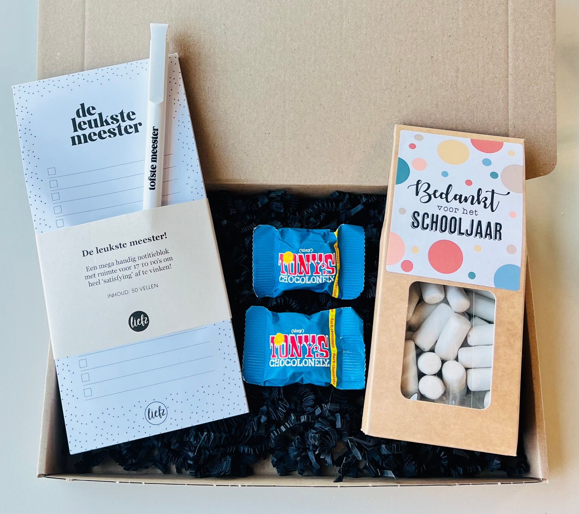 Luxe Meester Cadeaubox met notitieblok, pen, Tony’s Chocolonely chocolade en snoepjes als origineel bedankje voor het einde van het schooljaar.
