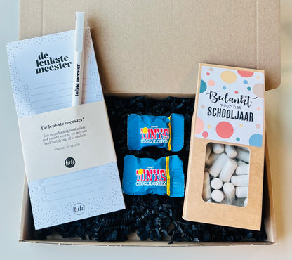 Luxe Meester Cadeaubox met notitieblok, pen, Tony’s Chocolonely chocolade en snoepjes als origineel bedankje voor het einde van het schooljaar.