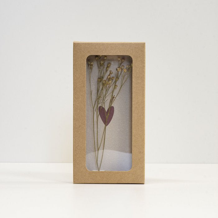 Lief mini cadeaudoosje met droogbloem, kaartje en klei standaard als origineel bedankje.