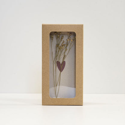 Lief mini cadeaudoosje met droogbloem, kaartje en klei standaard als origineel bedankje.