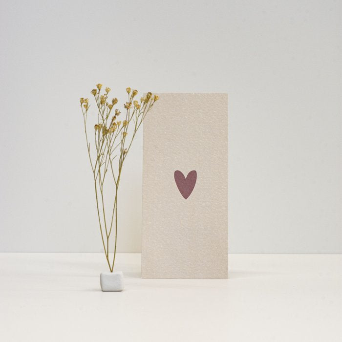 Mini cadeaudoosje met kaartje en droogbloem in klei standaard, een origineel klein cadeau voor elke gelegenheid.