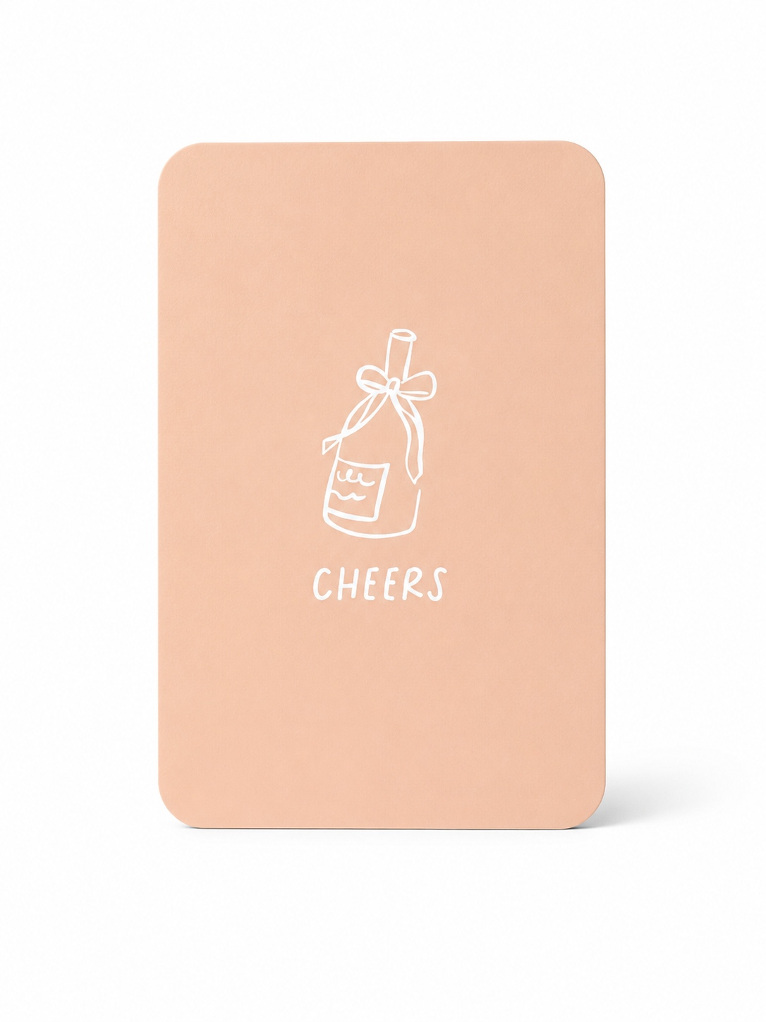 Mini kaartje Cheers met illustratie van een flesje op een zachte perzikkleurige achtergrond voor cadeauboxen en cadeaus.