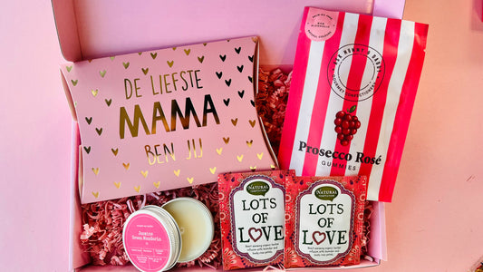 Moederdag brievenbus cadeau met liefste mama doosje, thee, geurkaars en gummies