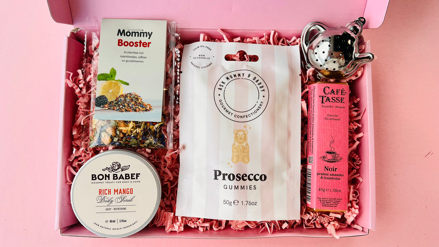 Moederdag brievenbus cadeau met mango body scrub, thee, prosecco gummies en chocolade